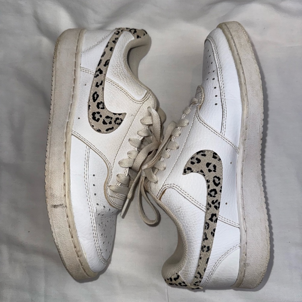 Nike women’s Court Vision Low sneakers in white with a leopard‎ print swoosh - Picture 4 of 6